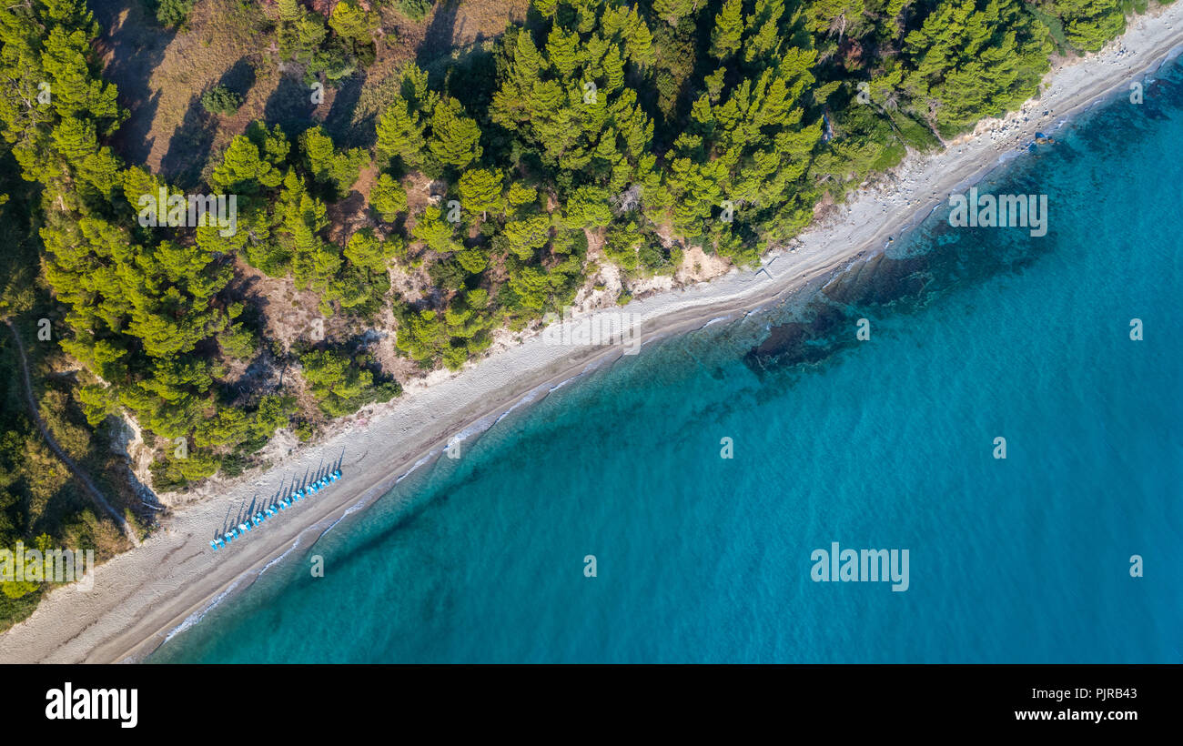 Vista aerea di Kriopigi beach. Kassandra di Halkidiki penisola, Grecia Foto Stock