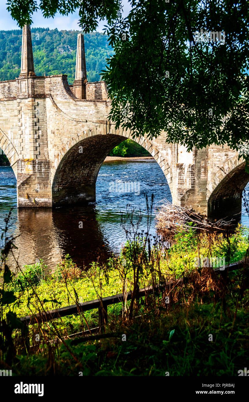 La splendida Wade's Bridge che porta il B846 strada che attraversa il fiume Tay è costituito da cinque segmentata di archi in pietra, ornato di parapetti e quattro obelischi Foto Stock