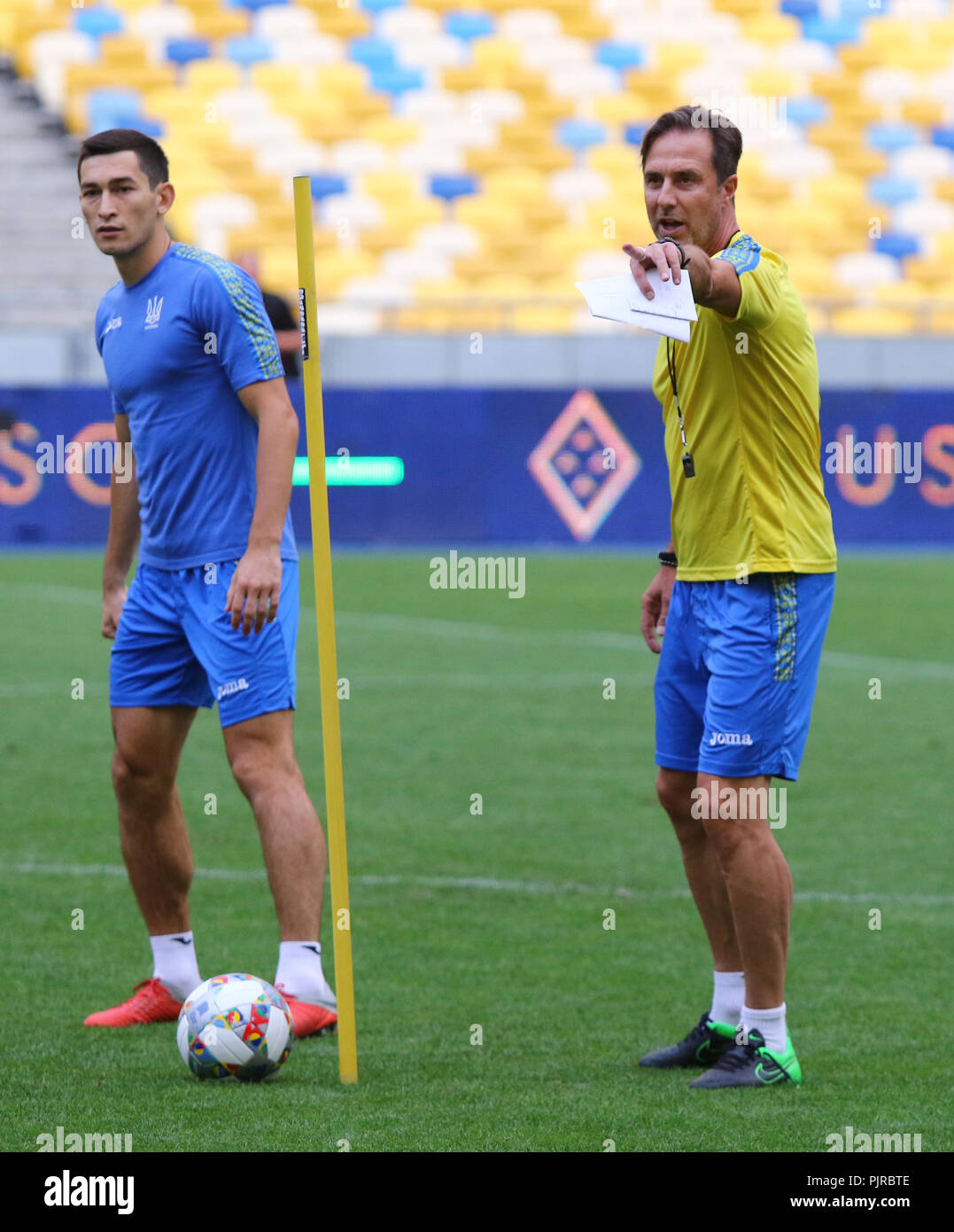 Kiev, Ucraina - SETTEMBRE 4,2018: Player Tara Stepanenko e assistente allenatore Andrea Maldera in azione durante l'apertura sessione di formazione dell'Ucraina Nationa Foto Stock