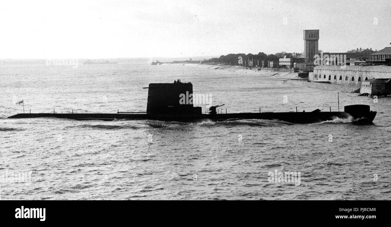 AJAXNETPHOTO. 17TH Dic 1974. PORTSMOUTH, Inghilterra. - SUB entra - La classe di un sommergibile HMS ANDREW cuoce a vapore nella base navale. Foto:JONATHAN EASTLAND/AJAX. REF 750218_2. Foto Stock