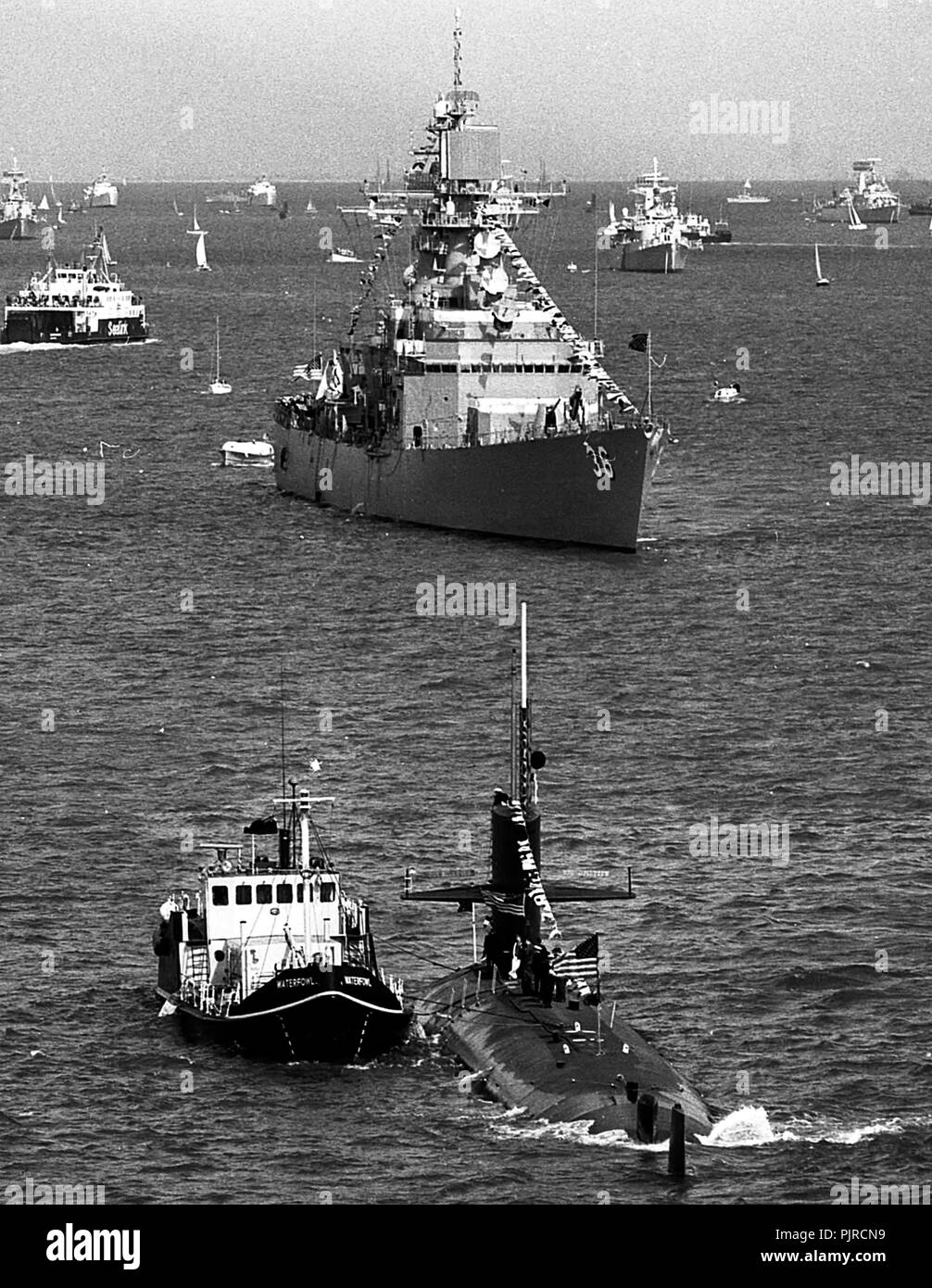 AJAXNETPHOTO. 28Giugno, 1977. SPITHEAD, Inghilterra. - AMERICAN VISITOR - USS BILLFISH, (FOREGOUND) linee per il Giubileo d'argento flotta la revisione da parte di H.M. La regina HA INTRAPRESO BRITANNIA NEL GIUGNO 1977.CRUISER USS CALIFORNIA è in background. Foto:JONATHAN EASTLAND/AJAX. REF:HDD BILLFISH Calofornia ha 07 77 Foto Stock