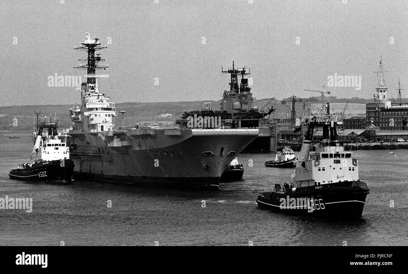 AJAXNETPHOTO. 1984. PORTSMOUTH, ENLAND. - SCRAPYARD legato - la portaerei HMS baluardo trainato fuori della base navale per il cantiere di scarto nel 1984. Foto:JONATHAN EASTLAND/AJAX. REF:HDN(NA)AC/baluardo 100484 22A. Foto Stock