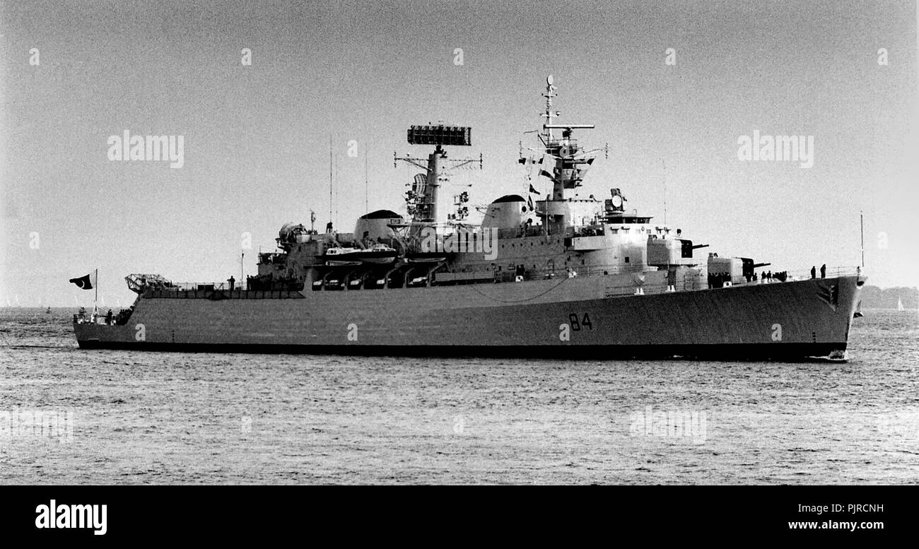 AJAXNETPHOTO. (PMO1) 29 maggio 1982. PORTSMOUTH, Inghilterra. - Sulle prove - che battono la bandiera della marina militare del Pakistan e ridenominato "BURDA' , il cacciatorpediniere HMS EX LONDON entra in porto. Foto:JONATHAN EASTLAND/AJAX. REF:290582 Foto Stock