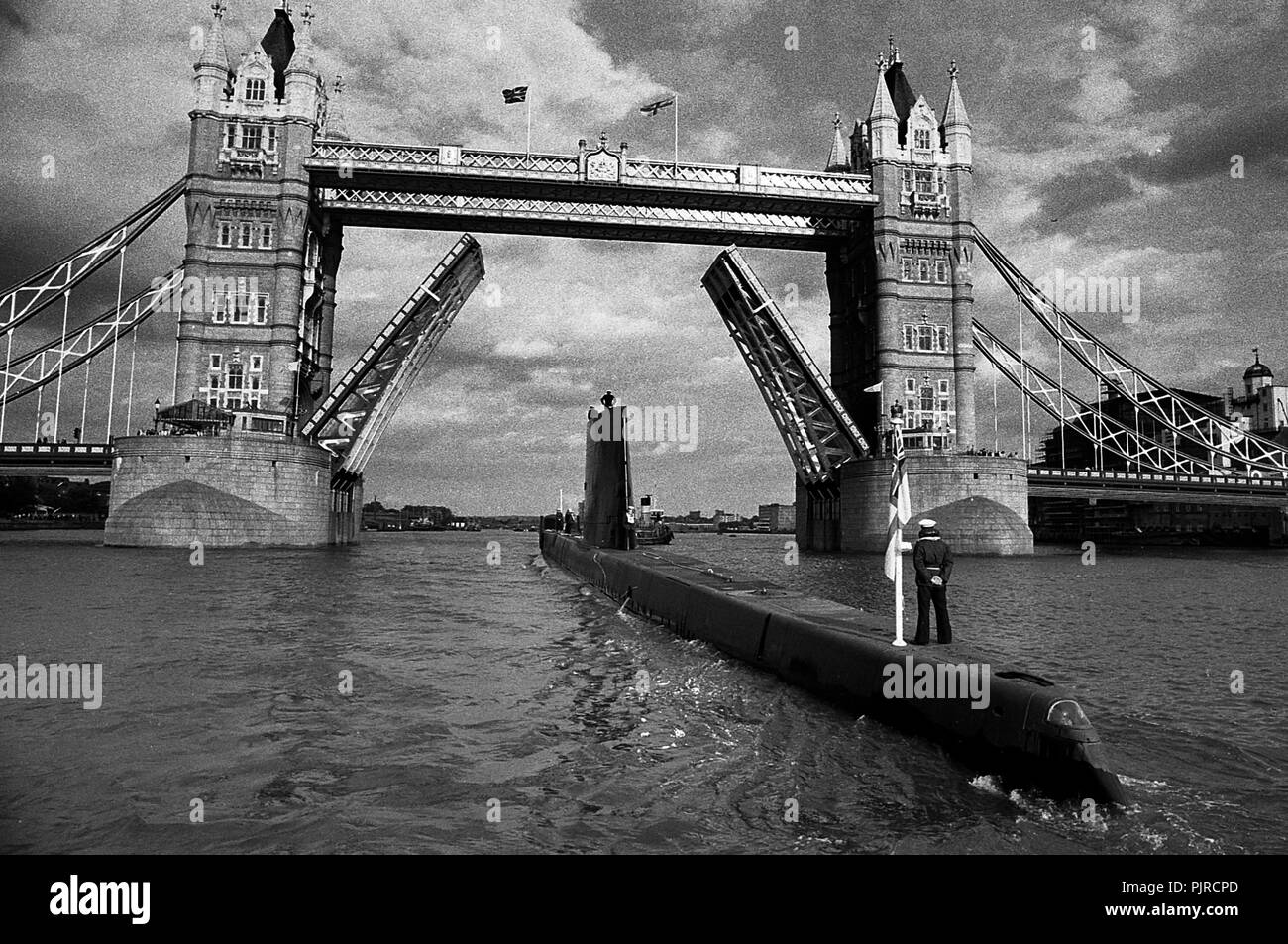 AJAXNETPHOTO. 9 Giugno, 1985. Londra, Inghilterra. - Lasciare Londra - sommergibile HMS OLYMPUS passa sotto il Tower Bridge dopo una visita di cortesia per la città. Foto:JONATHAN EASTLAND/AJAX. REF:HDD OLYMPUS 1985 9 850906 Foto Stock