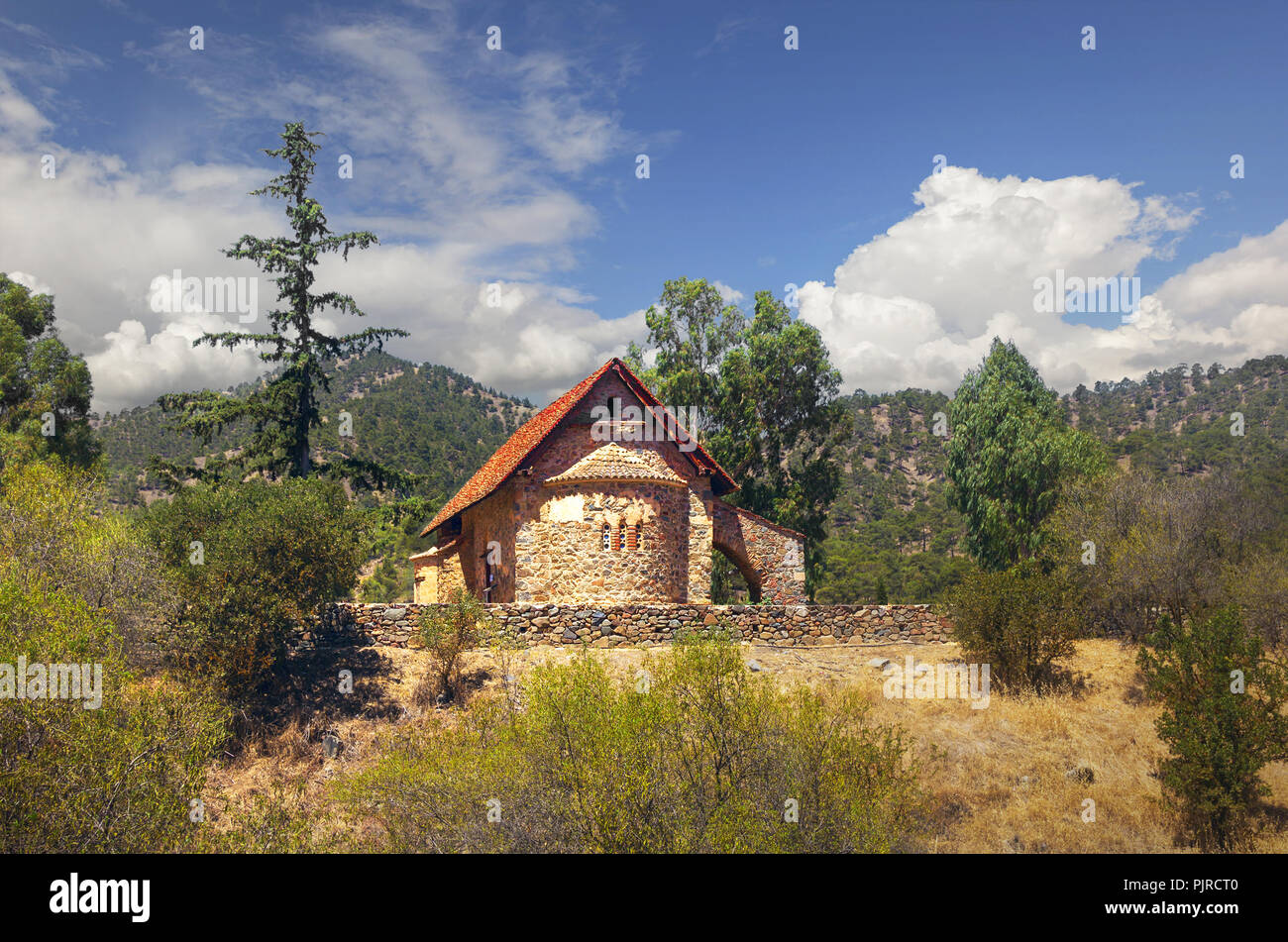 Chiesa di Panagia tis Asinou in estate giornata di sole. Villaggio Nikitari. Cipro Foto Stock