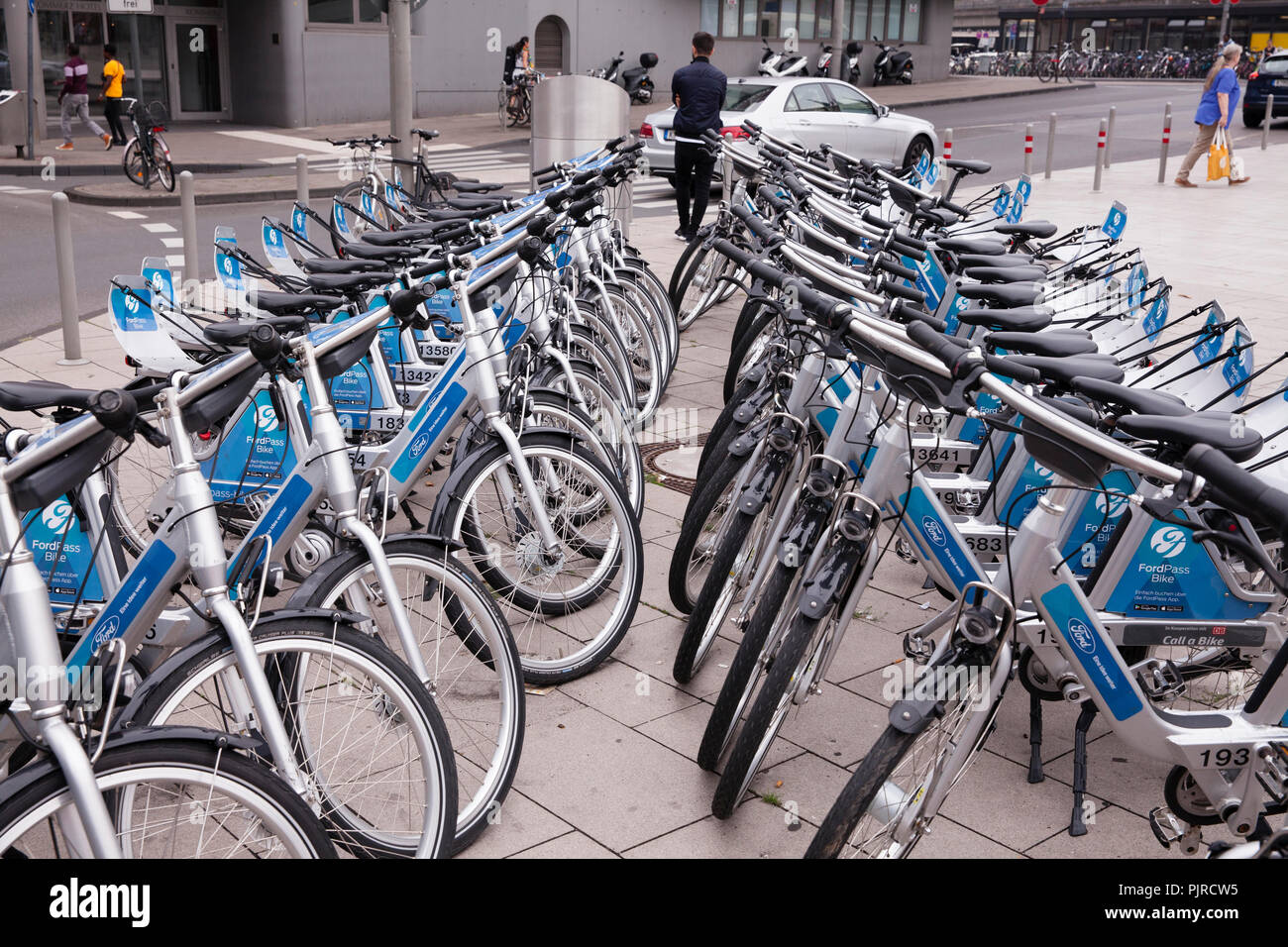 L'Europa, Germania, Colonia, biciclette a noleggio presso la piazza Breslauer presso la stazione principale, Ford-Pass-bike, DB chiamata una bici. Europa, Deutschland, Koeln, Mietf Foto Stock