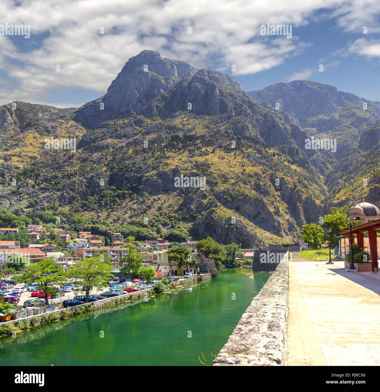 Fiume Shkurda, situato ai piedi del crinale Lovcen e fluisce nella Baia di Kotor del Mare Adriatico. Montenegro Foto Stock