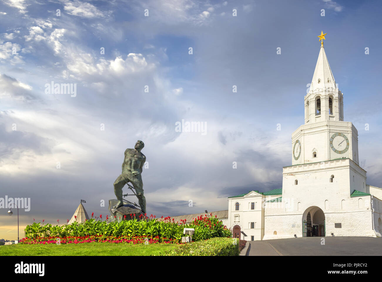 Monumento a Musa Jalil sullo sfondo della torre Spasskaya del Cremlino di Kazan'. Istituito nel 1966 in memoria dell'eroe dell'Unione Sovietica, T Foto Stock