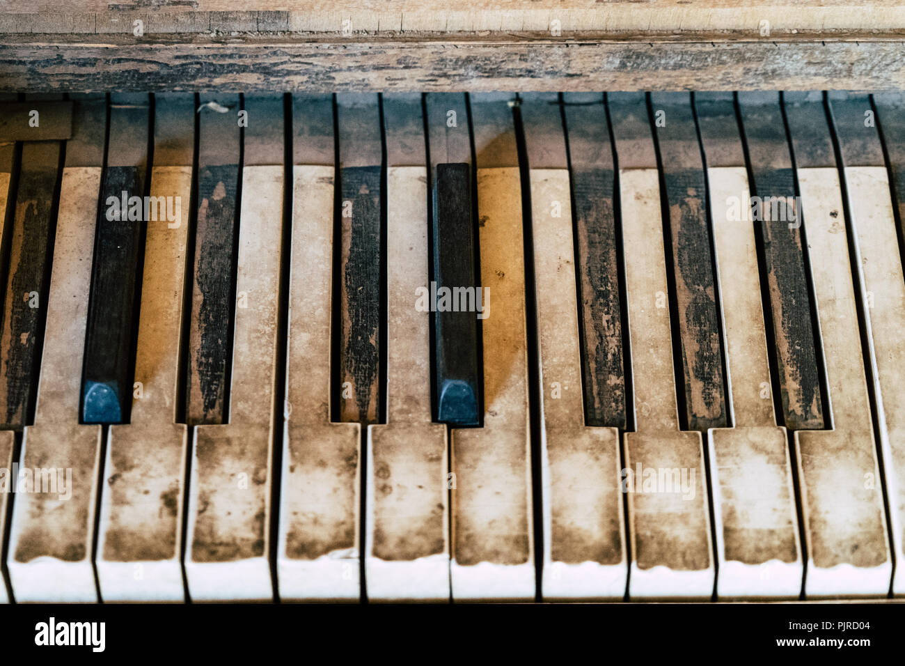 Close up di sporco, rustici e vecchi antico pianoforte chiavi. Foto Stock