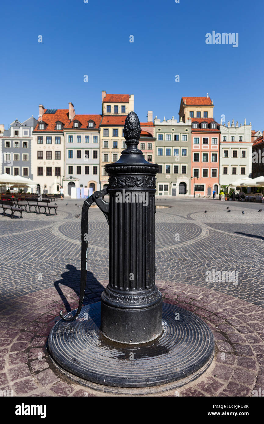 Vecchio canto della pompa acqua sulle città vecchia piazza del mercato della città di Varsavia in Polonia Foto Stock