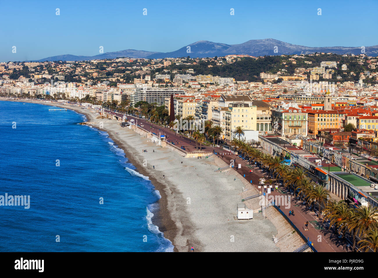Città di Nizza in Francia, spiaggia a Promenade des Anglais e sulla Costa Azzurra, vista da sopra. Foto Stock