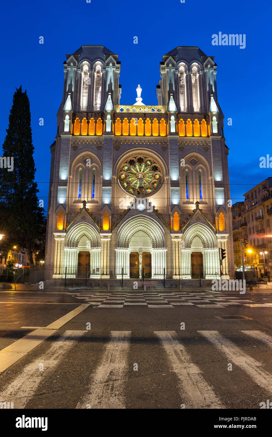 Basilica di Notre Dame de Nice illuminata di notte nella città di Nizza in Francia, xix secolo architettura revival gotico. Foto Stock