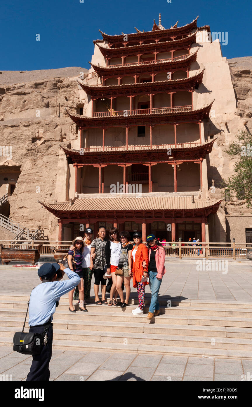 Dunhuang, Cina - 8 Agosto 2012: turisti all'ingresso delle grotte di Mogao vicino la città di Dunhuang, nella provincia di Gansu, Cina. Foto Stock