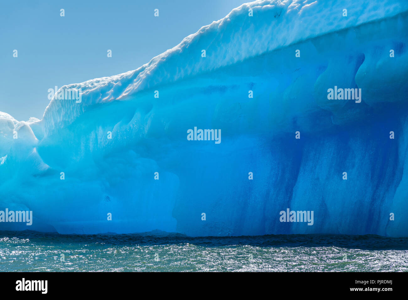 Un gigante di ghiaccio berg galleggianti in Frederick Sound vicino alla bocca del lecont Bay in Isola di San Pietroburgo, Alaska. L iceberg partorito fuori il vicino ghiacciaio LeConte che è la più meridionale la tidewater ghiacciaio dell'emisfero settentrionale. Foto Stock