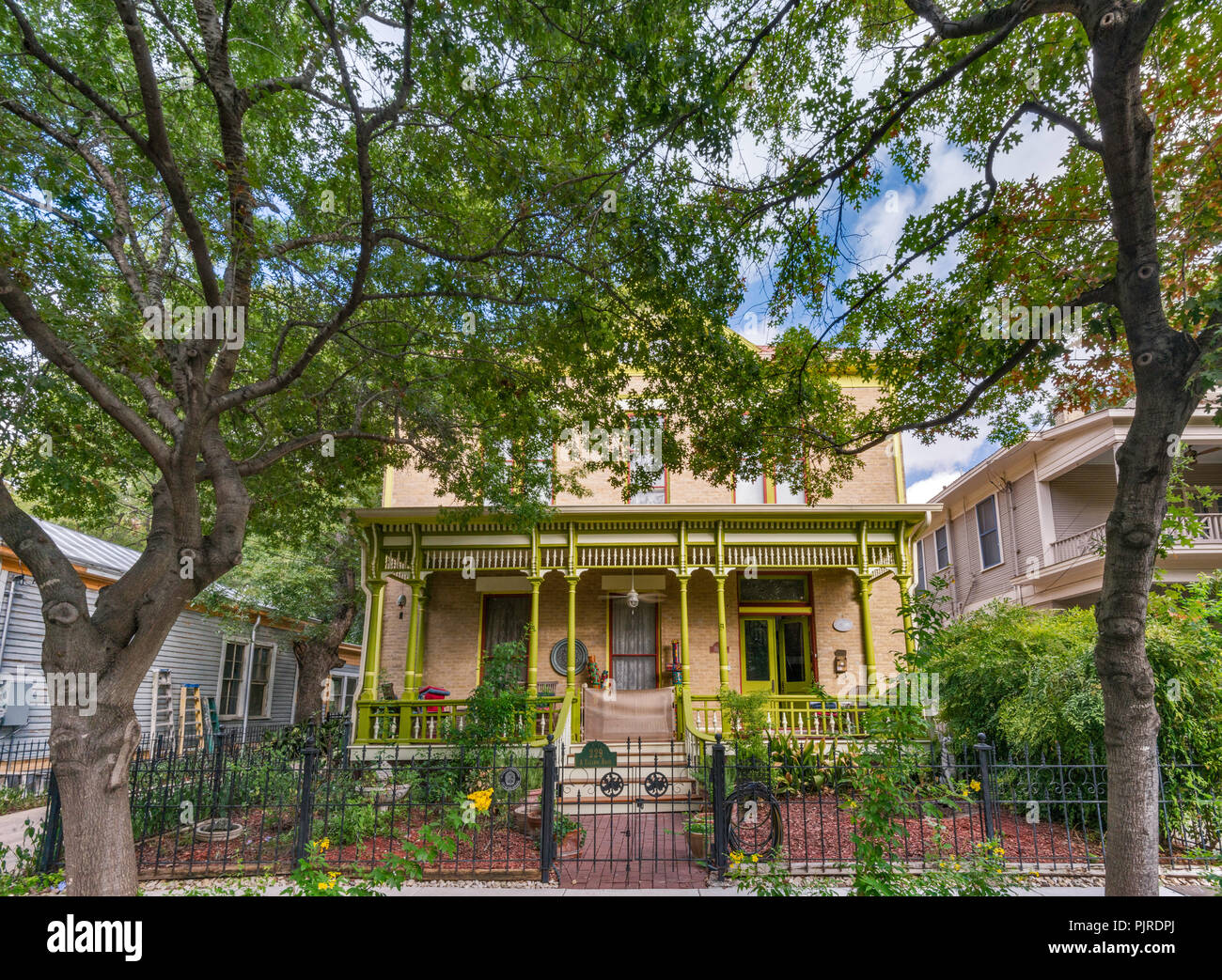 Una rosa gialla, dimora storica a Madison Street, quartiere storico di Re Guglielmo, San Antonio, Texas, Stati Uniti d'America Foto Stock