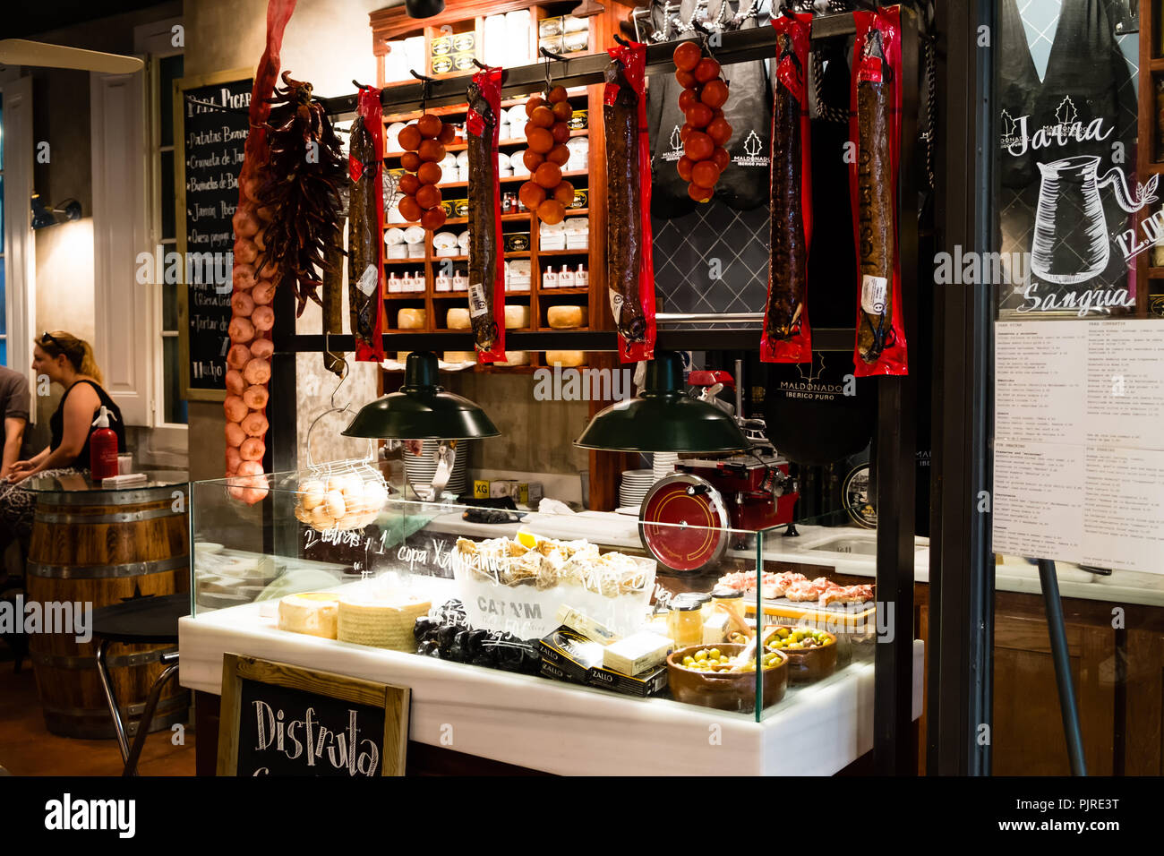 Un contatore di cibo in una Barcellona tapas bar Foto Stock