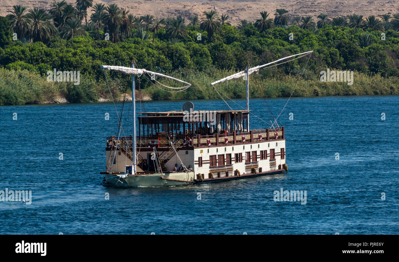 Tourist crociera sul fiume in barca a vela con vele arrotolata, Fiume Nilo, Egitto, Africa Foto Stock