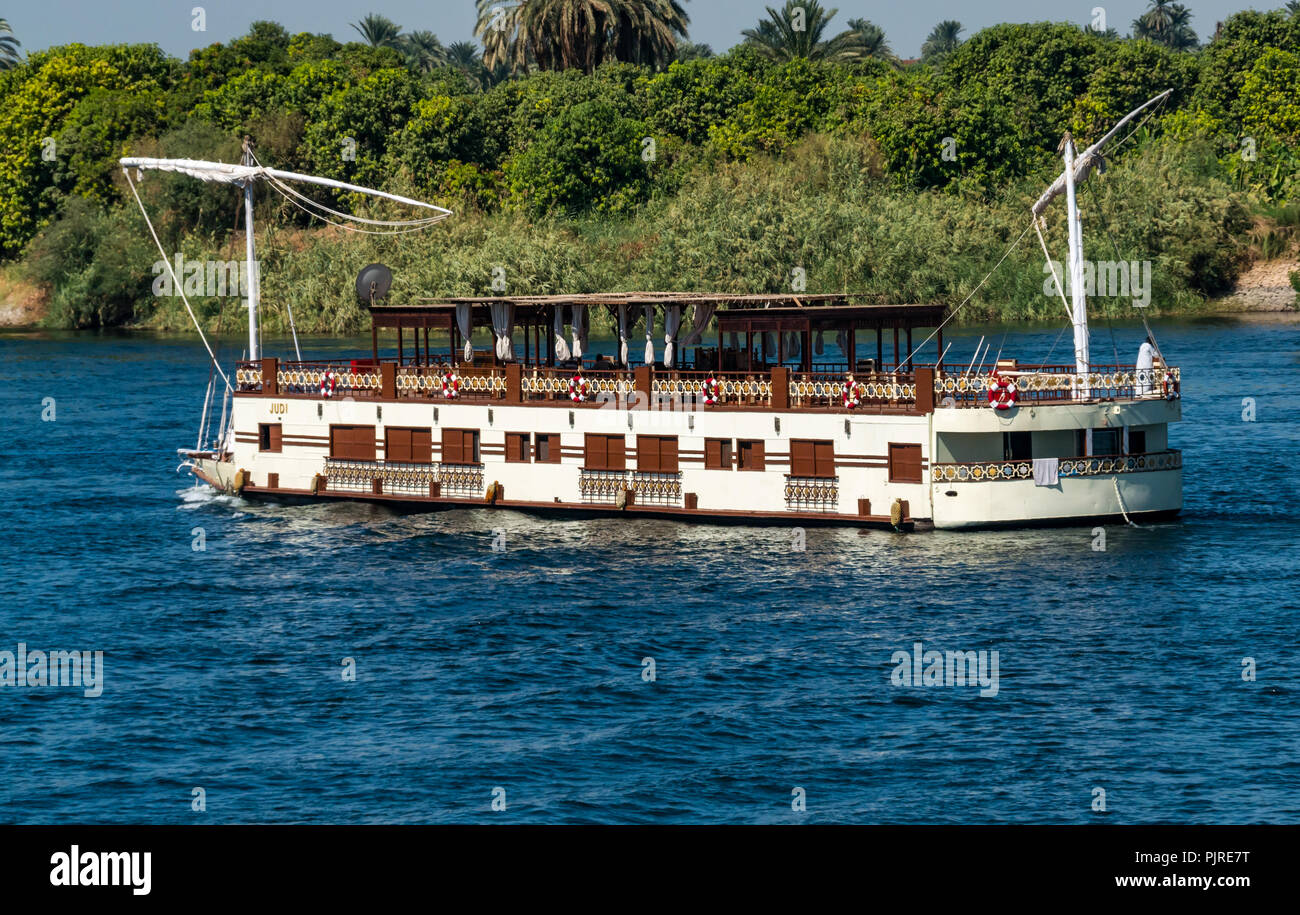 Tourist crociera sul fiume in barca a vela con vele arrotolata, Fiume Nilo, Egitto, Africa Foto Stock