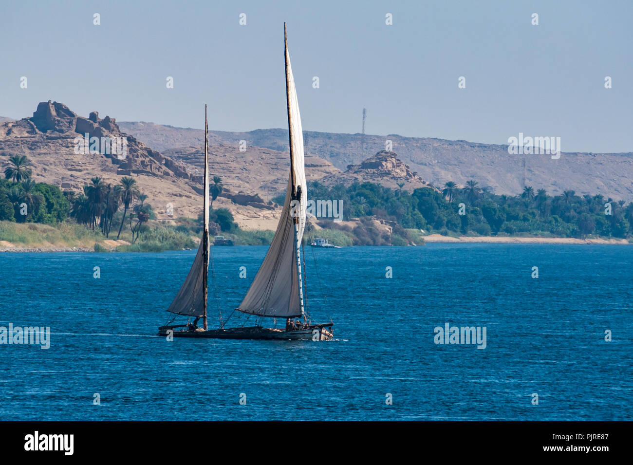 Lavorazione tradizionale nave a vela con il vecchio vele con fori di trasportare grandi pietre, Fiume Nilo, Egitto, Africa Foto Stock