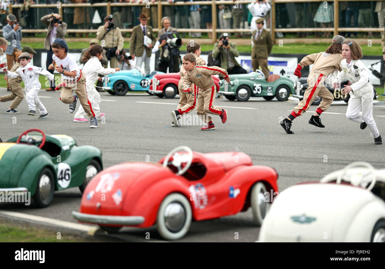 I concorrenti gestiscono a loro Austin J40 vetture del pedale durante la Le Mans stile start nel Settrington Cup, il giorno due di Goodwood al Goodwood circuito motore a Chichester. Foto Stock