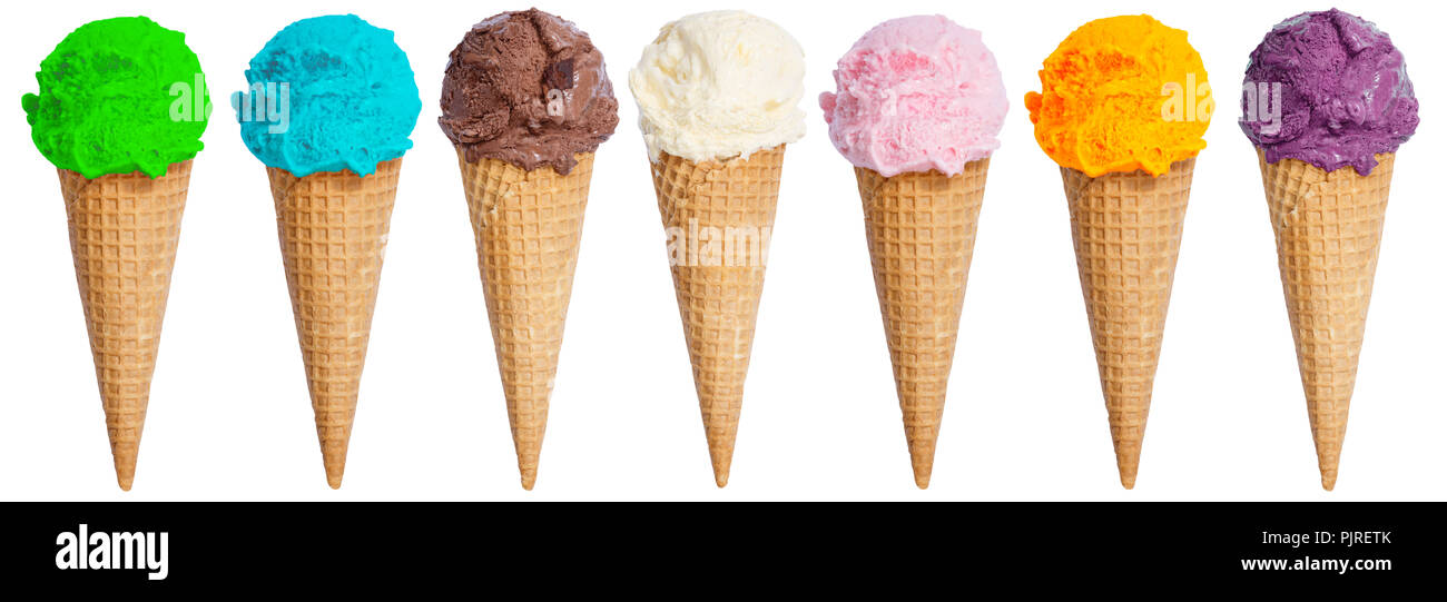 Gruppo di gelato scoop cono gelato in una fila di gelato estate isolato su uno sfondo bianco Foto Stock