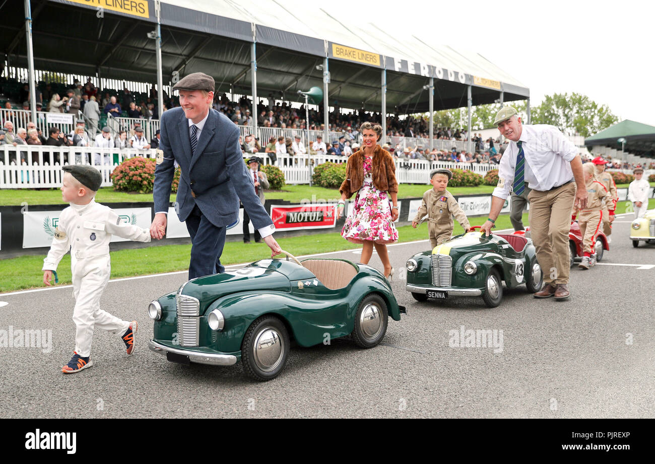 I concorrenti spingere i loro Austin J40 vetture del pedale alla linea di partenza in anticipo del Settrington Cup, il giorno due di Goodwood al Goodwood circuito motore a Chichester. Foto Stock