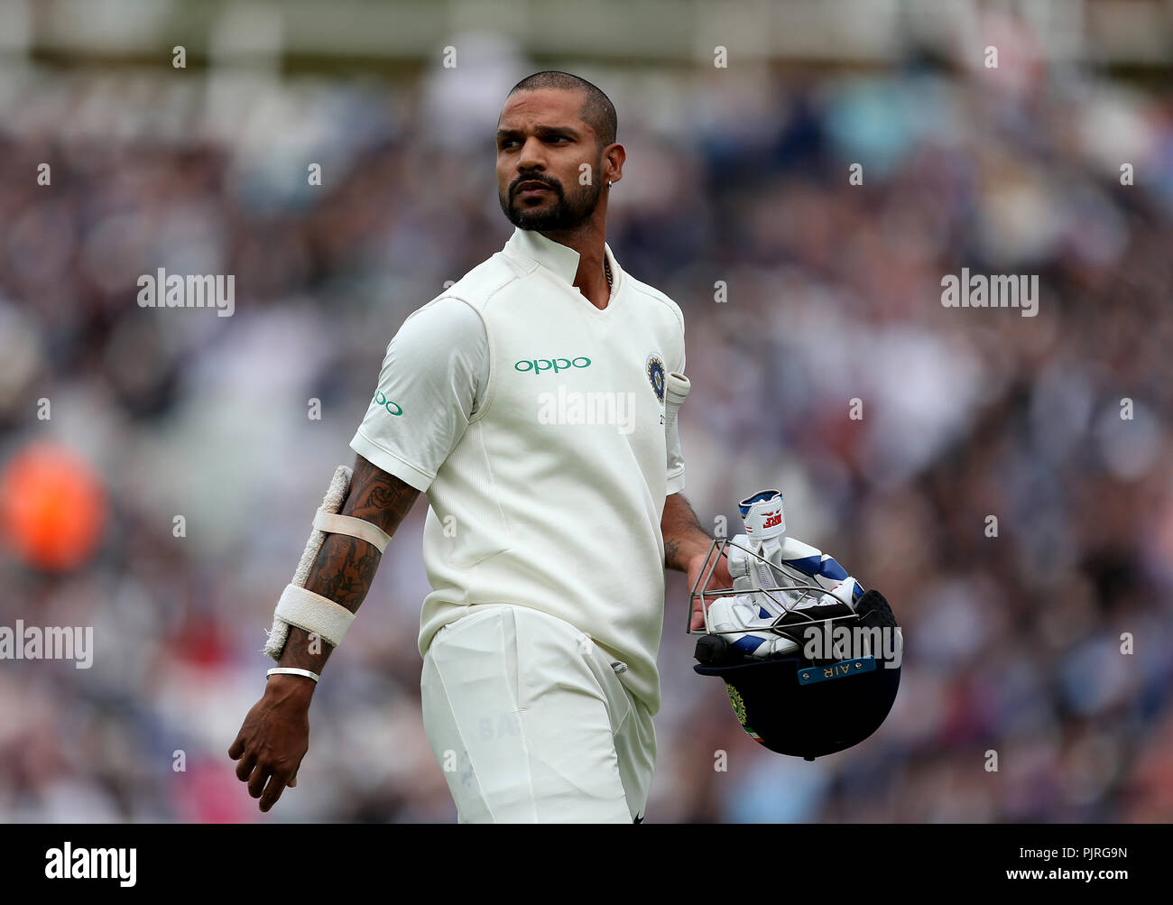 India del Shikhar Dhawan passeggiate fuori campo dopo essere stato respinto per un lbw dall'Inghilterra Stuart ampio (non in foto) durante il test match al Kia ovale, Londra. Foto Stock