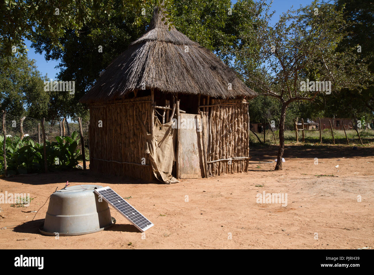 Kalahari road e il villaggio in Africa Foto Stock