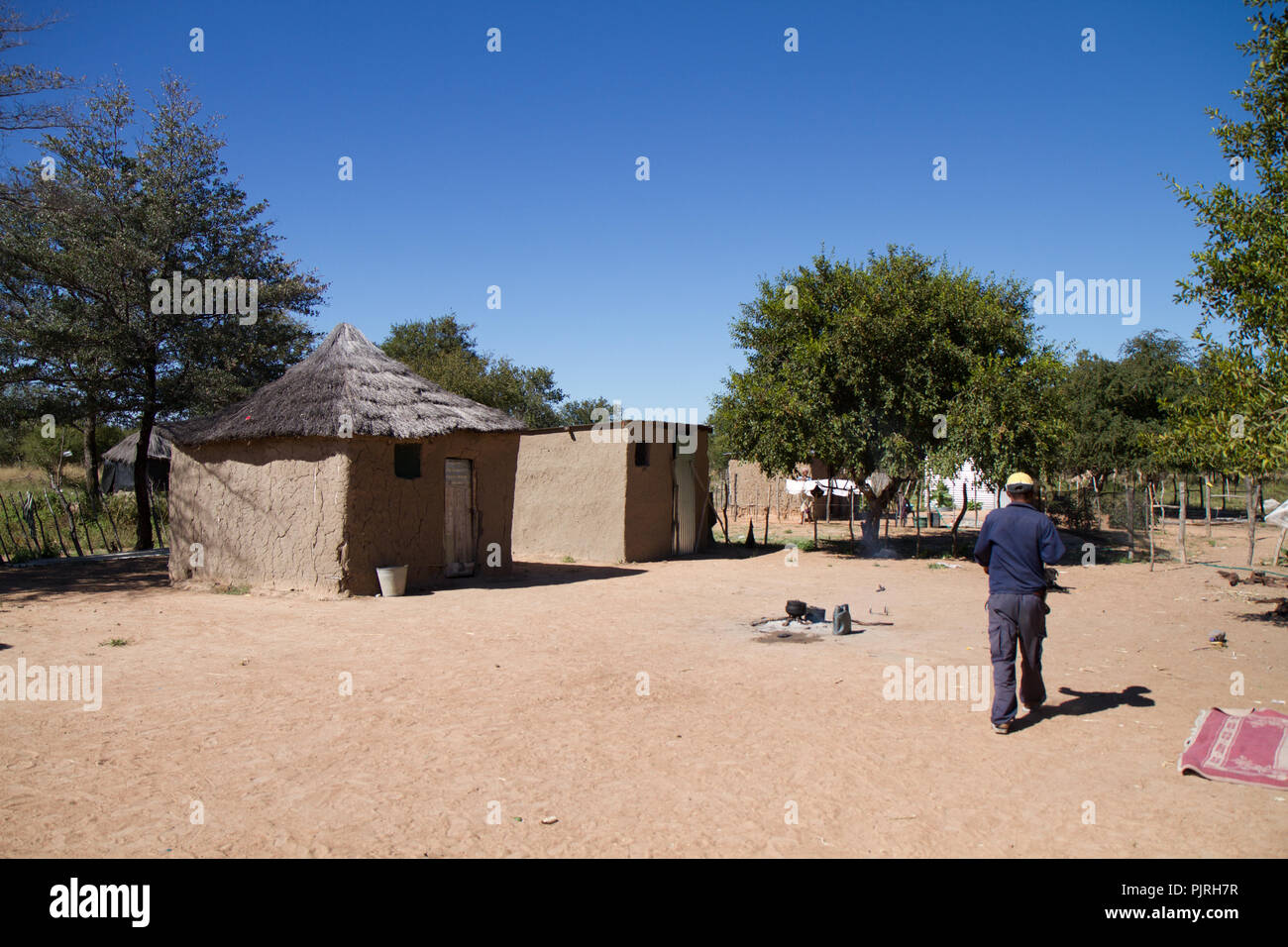 Kalahari road e il villaggio in Africa Foto Stock