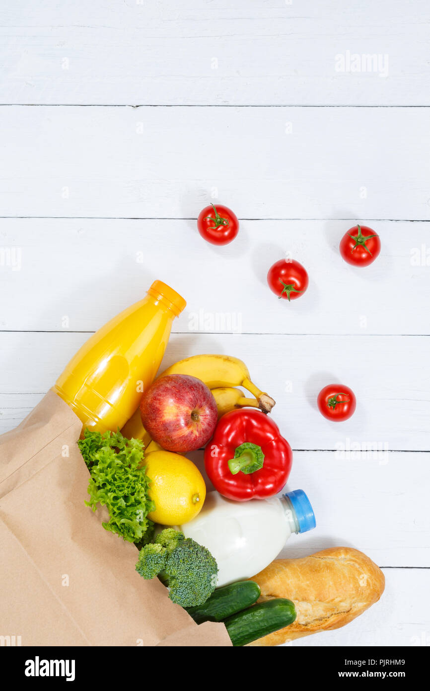 Acquisto acquisti alimentari frutta e verdura copyspace spazio copia sacchetto di carta formato verticale di legno di legno della scheda Foto Stock