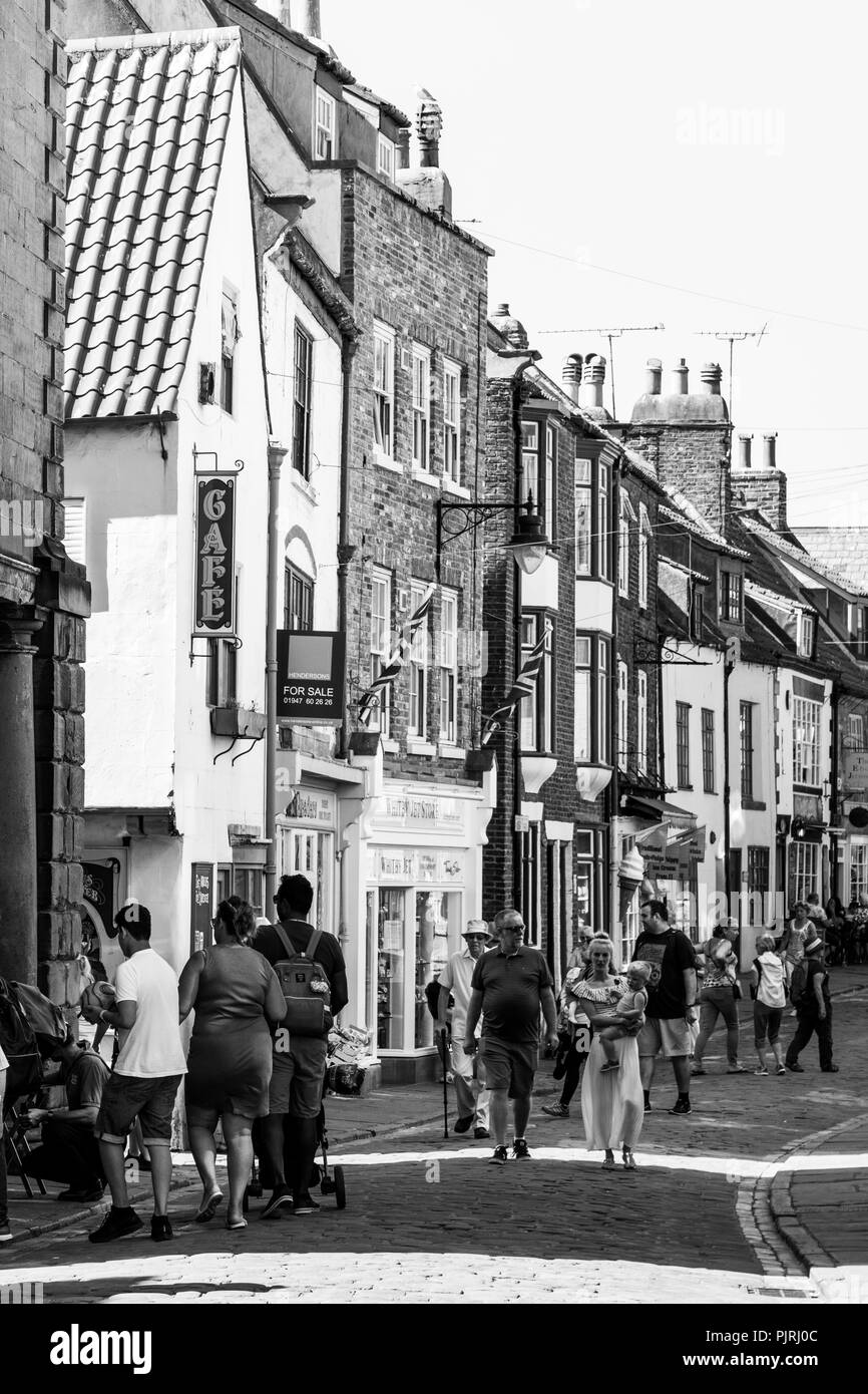 Acquirenti e turisti lungo Church Street, Whitby Estate 2018 Foto Stock
