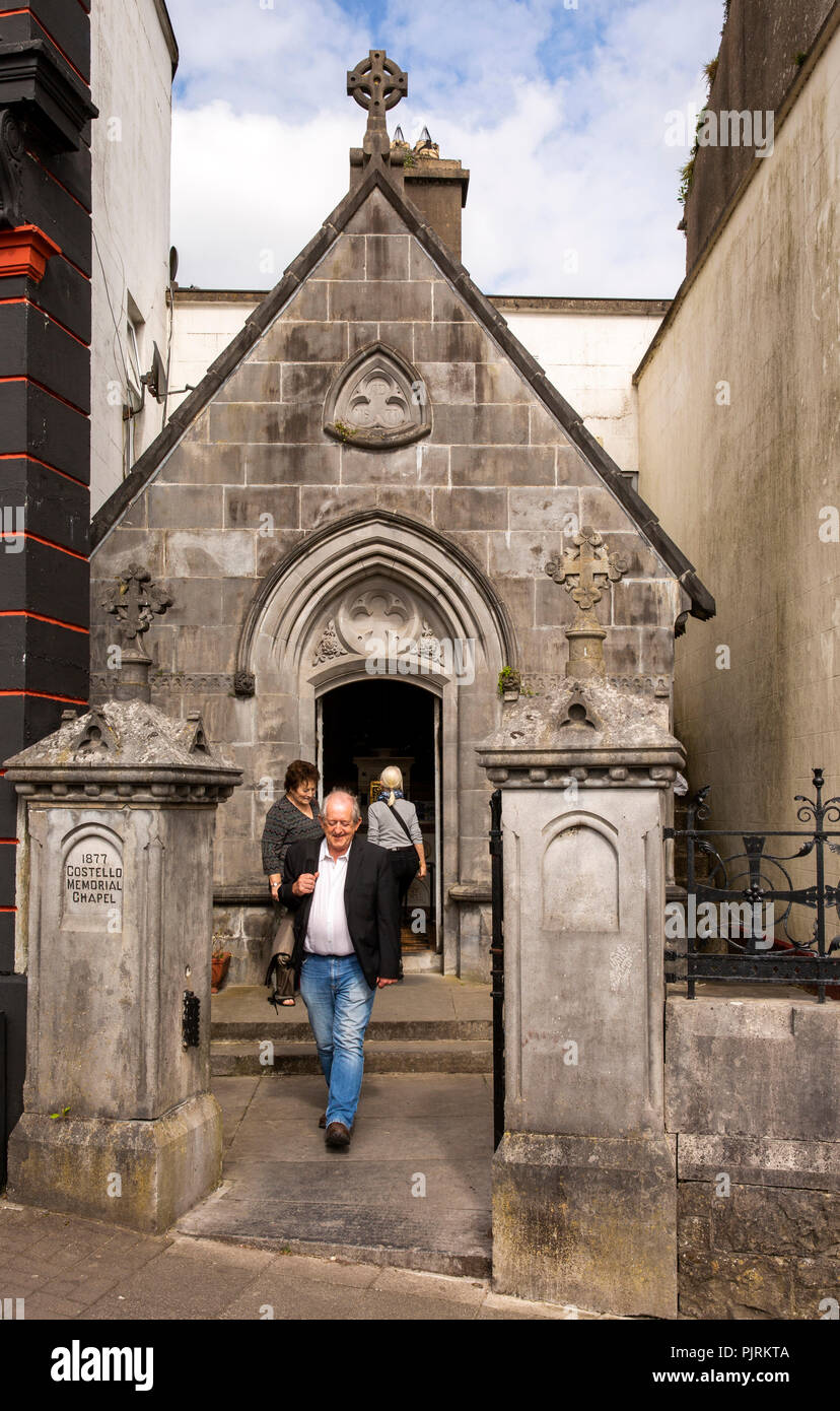 Irlanda, Co Leitrim, Carrick-on-Shannon, i visitatori a Costello Memorial Chapel, oggi il secondo più piccolo Foto Stock