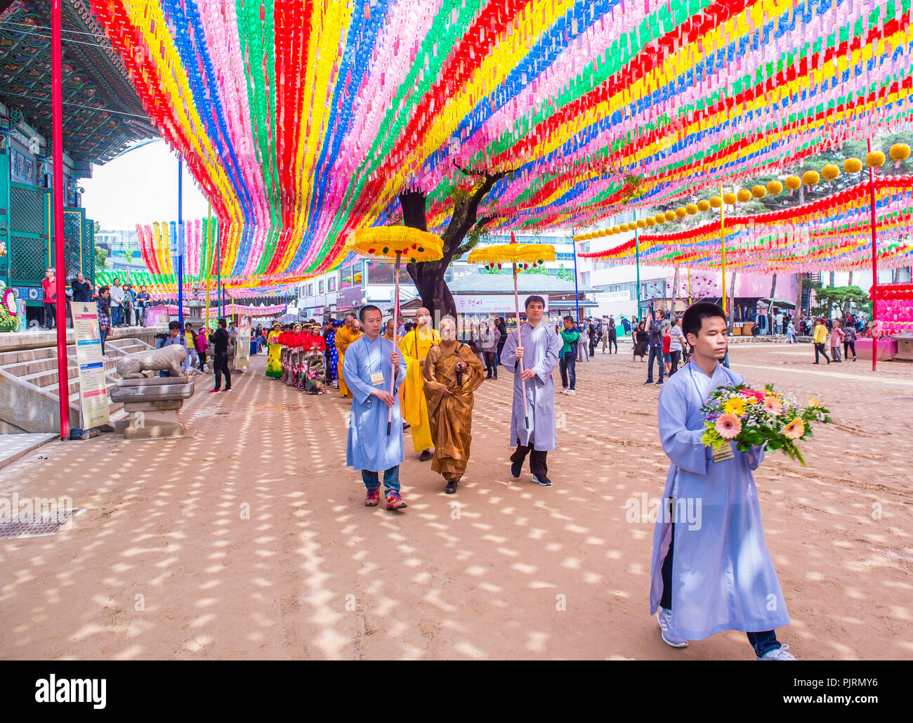 Gente coreana con costume tradizionale al Tempio di Jogyesa durante il Festival delle Lanterne di Loto a Seoul Corea Foto Stock