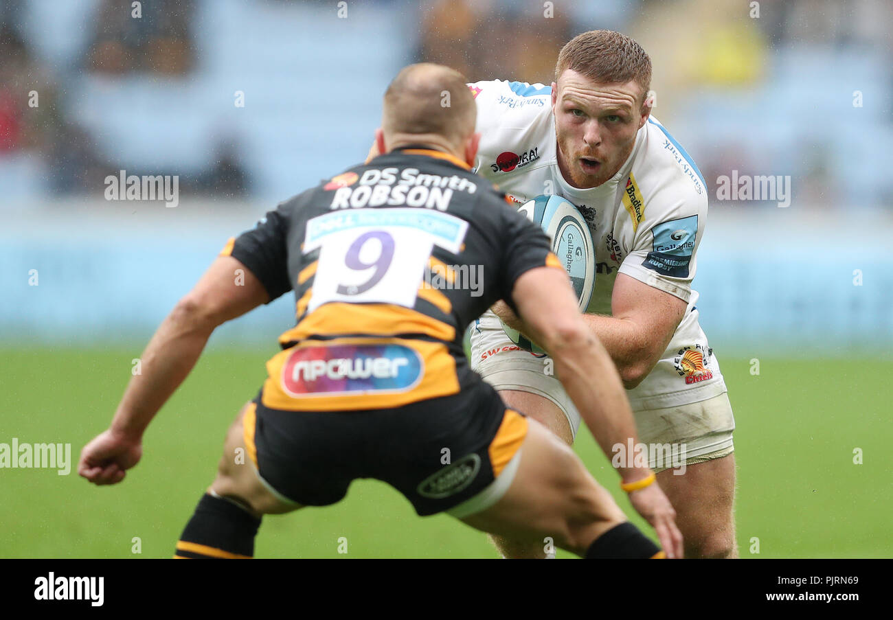 Exeter di Sam Simmonds è affrontato da vespe Dan Robson durante la Premiership Gallagher corrispondono al Ricoh Arena Coventry. Foto Stock