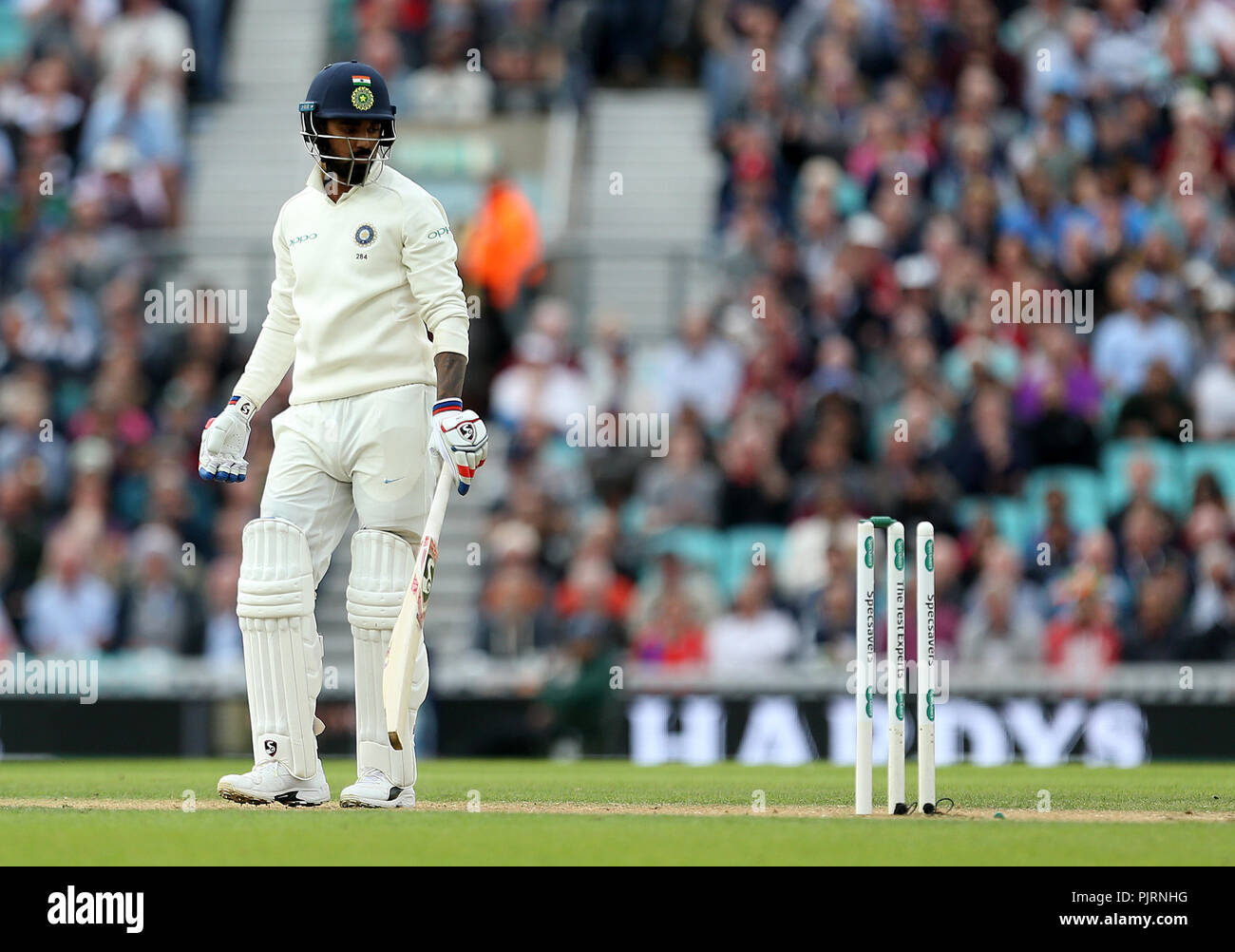 India di Lokesh Rahul è respinto da Inghilterra del Sam Curran (non in foto) durante il test match al Kia ovale, Londra. Foto Stock