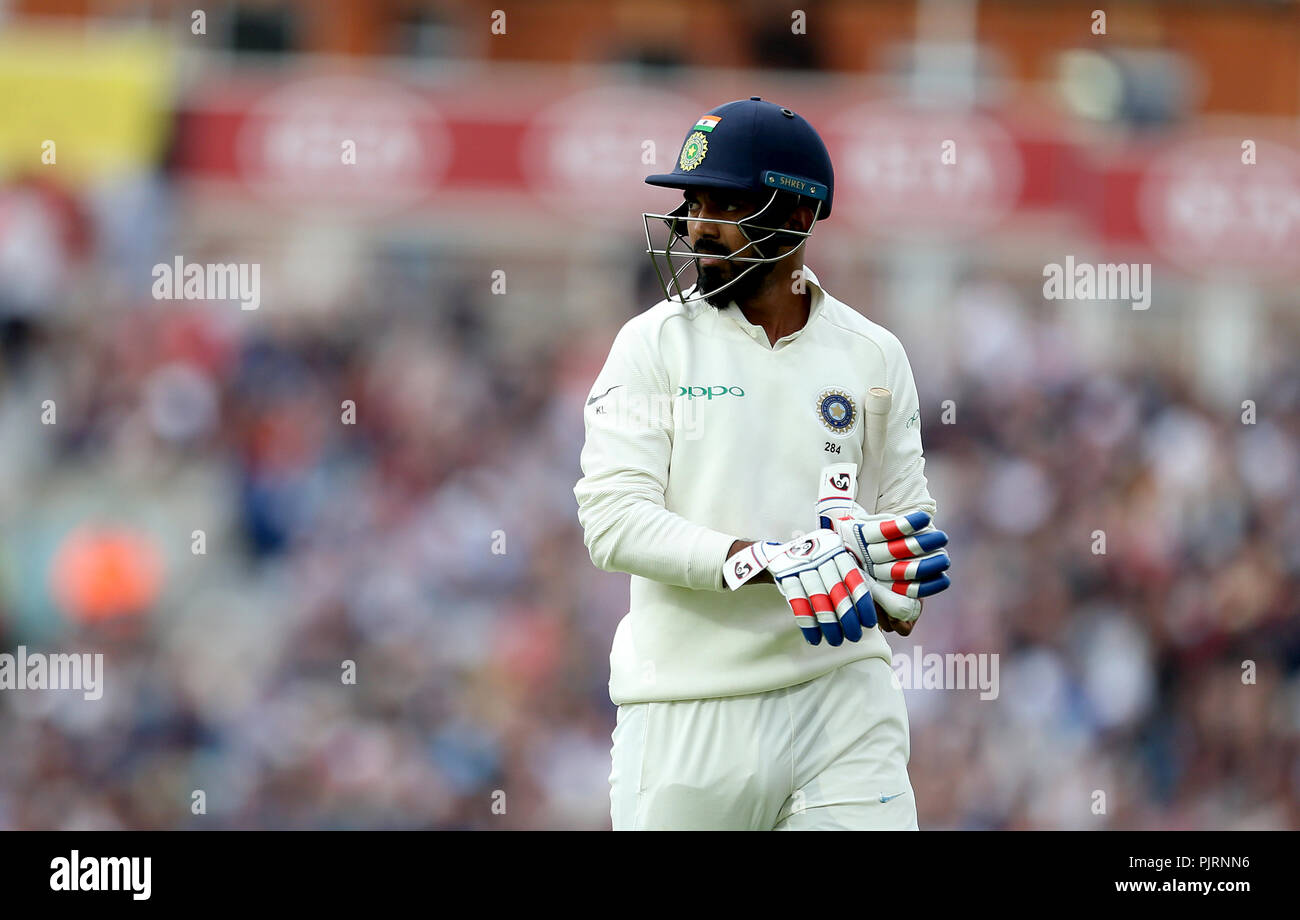 India di Lokesh Rahul passeggiate del campo dopo aver respinto dall'Inghilterra del Sam Curran (non in foto) durante il test match al Kia ovale, Londra. Foto Stock