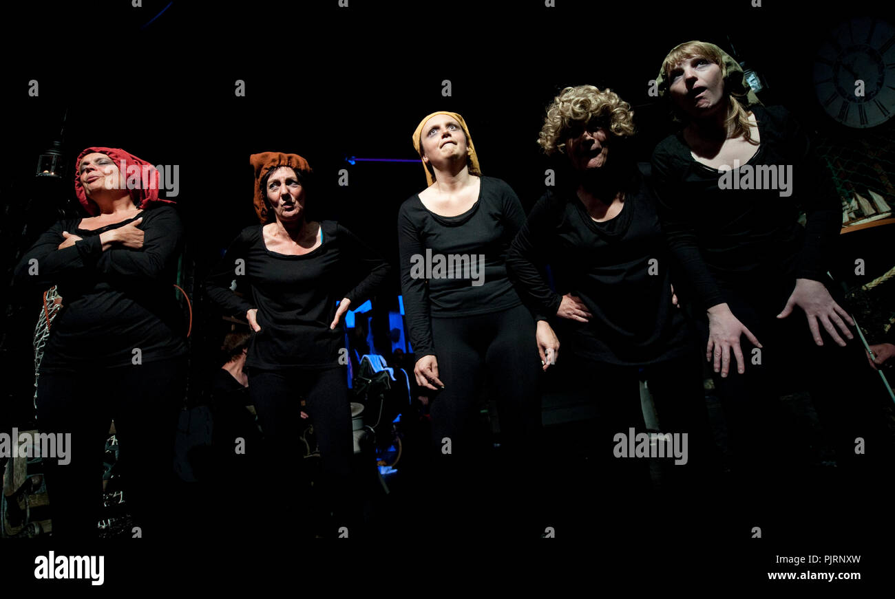 La compagnia teatrale teatro & Playerwater Toneelgezelschap Het Wagonnetje giocando "onder Het Melkwoud' da Dylan Thomas, diretto da Willi De Wit (Belgiu Foto Stock