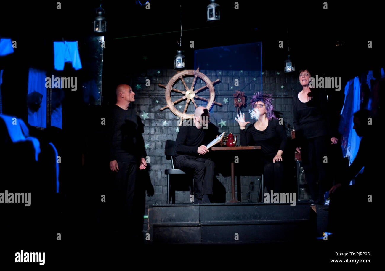 La compagnia teatrale teatro & Playerwater Toneelgezelschap Het Wagonnetje giocando "onder Het Melkwoud' da Dylan Thomas, diretto da Willi De Wit (Belgiu Foto Stock