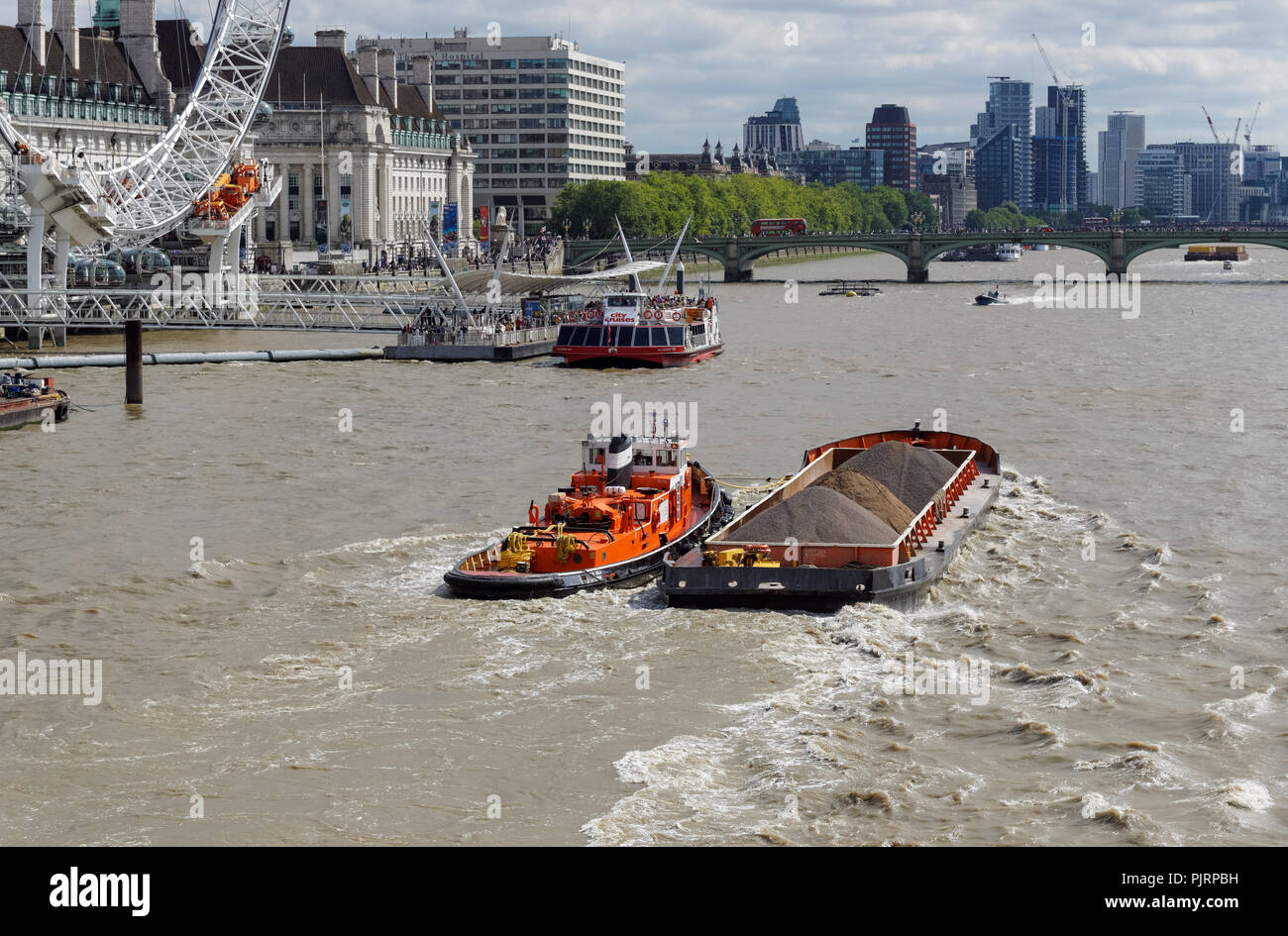Rimorchiatore a traino con intrusione lavorando sul Fiume Tamigi, Londra England Regno Unito Regno Unito Foto Stock
