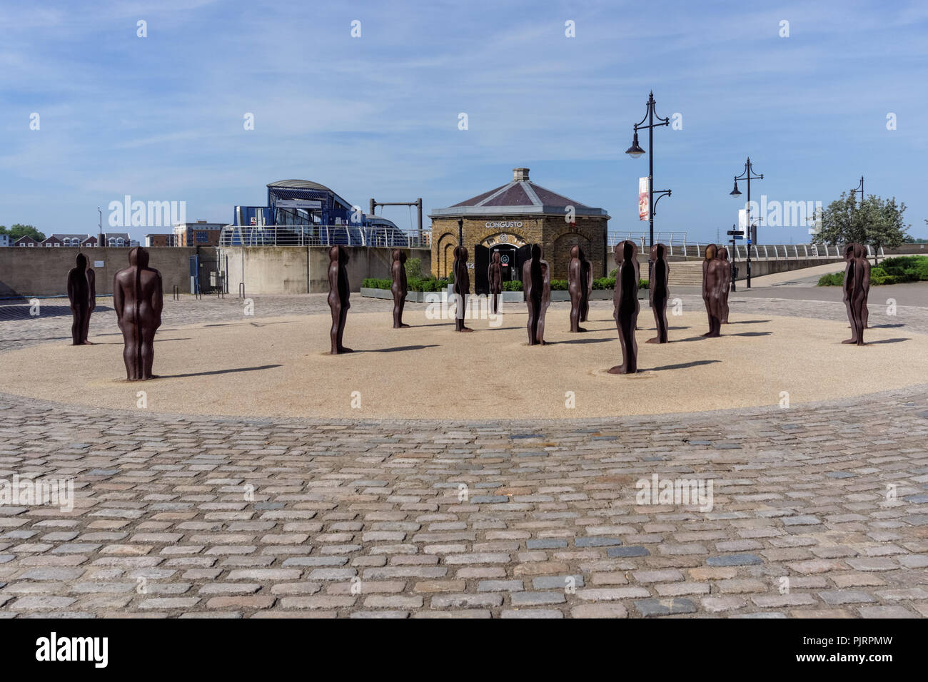 Il gruppo scultura da Peter Burke, dall ingresso di Woolwich Arsenal Pier, Londra England Regno Unito Regno Unito Foto Stock