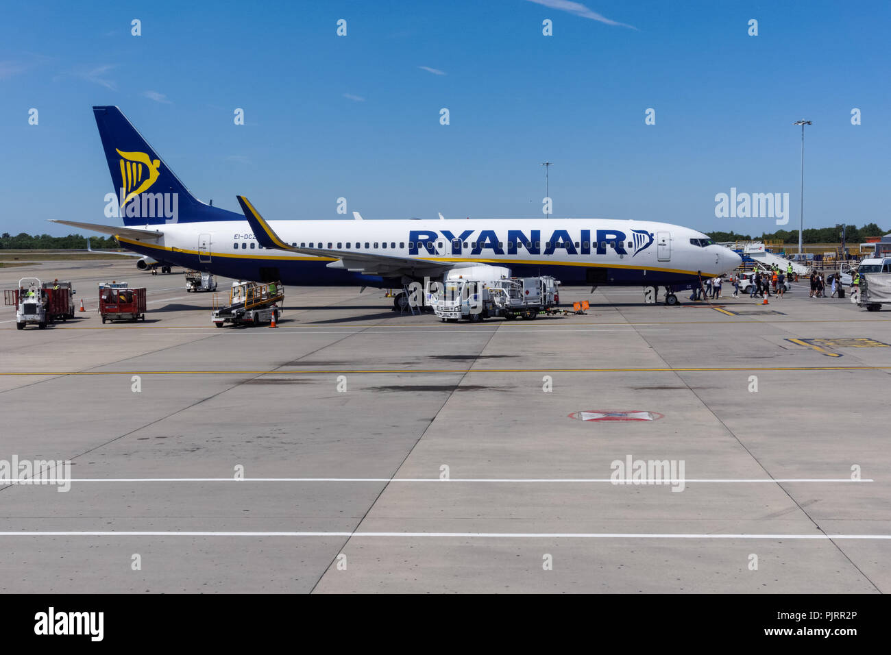 Piano di Ryanair all'Aeroporto Stansted di Londra England Regno Unito Regno Unito Foto Stock
