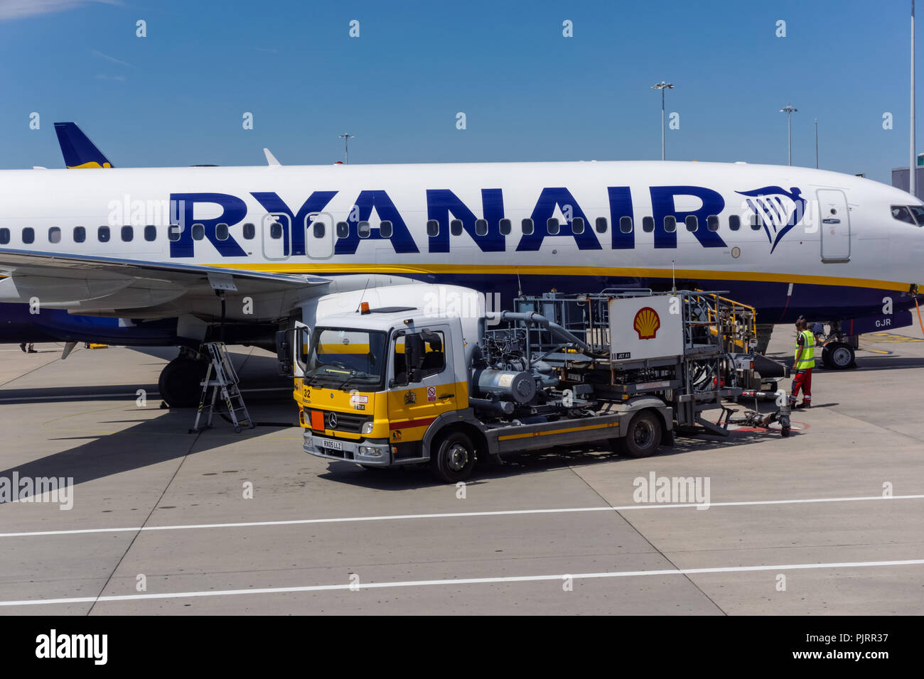 Aereo Ryanair che si rifornisce con il camion di rifornimento Shell all'Aeroporto Stansted di Londra, Inghilterra Regno Unito Foto Stock