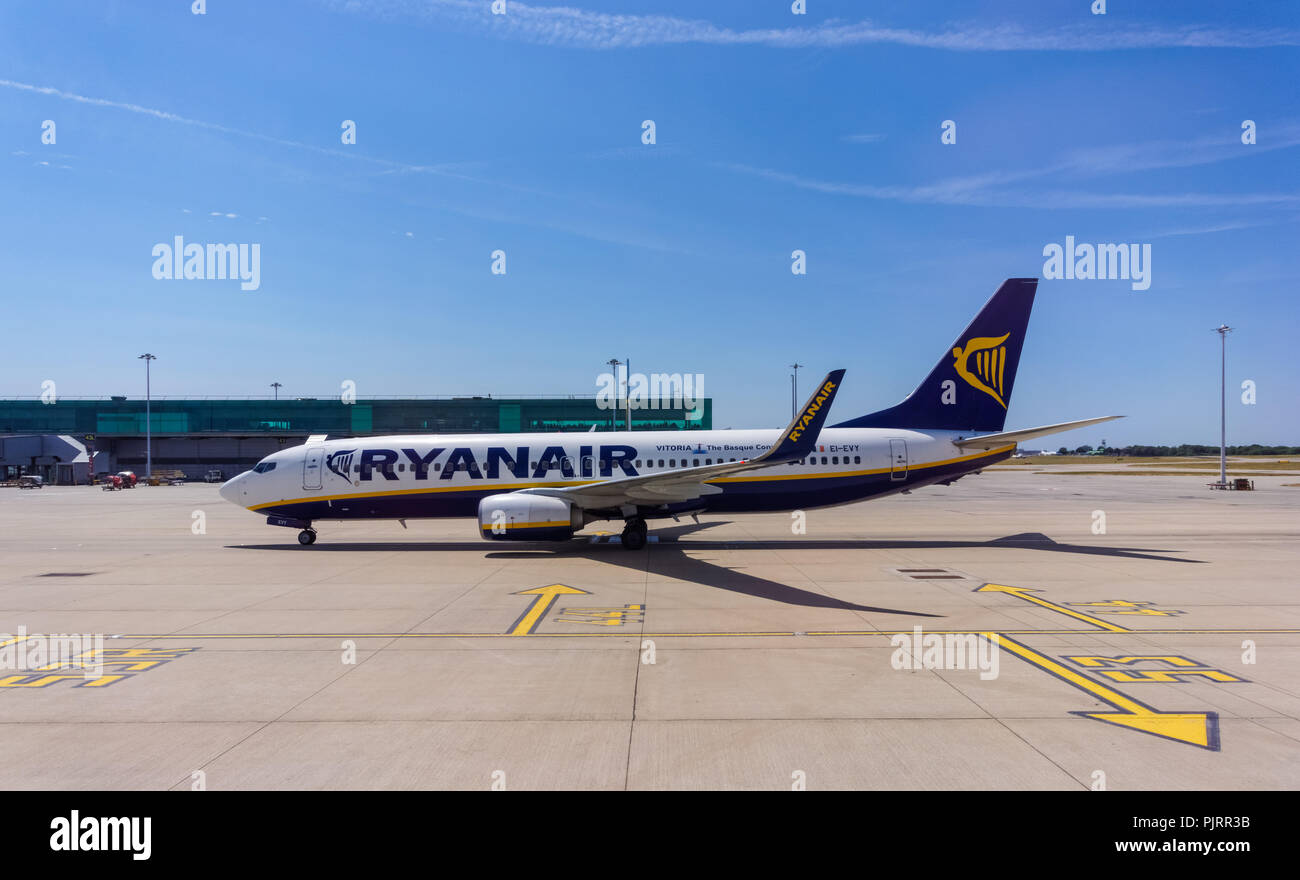 Piano di Ryanair all'Aeroporto Stansted di Londra England Regno Unito Regno Unito Foto Stock