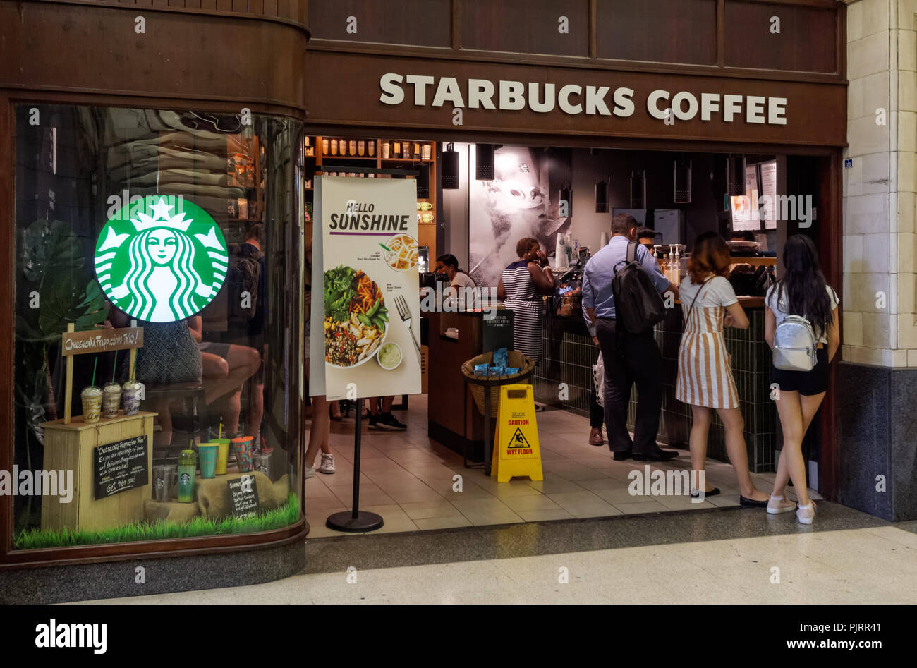 Caffè Starbucks Cafe a Londra England Regno Unito Regno Unito Foto Stock