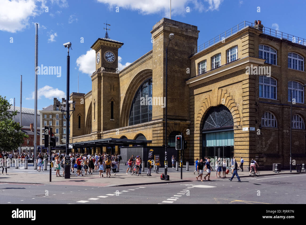 Le persone al di fuori del Kings Cross stazione ferroviaria stazione ferroviaria, Londra England Regno Unito Regno Unito Foto Stock