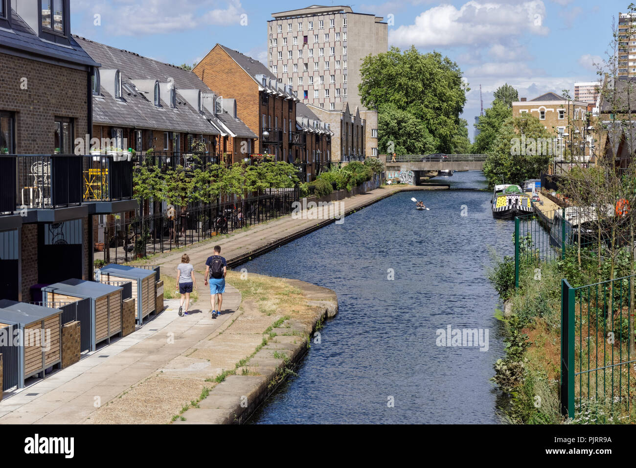 Edifici residenziali da Hertford Union Canal in Bethnal Green, Londra England Regno Unito Regno Unito Foto Stock