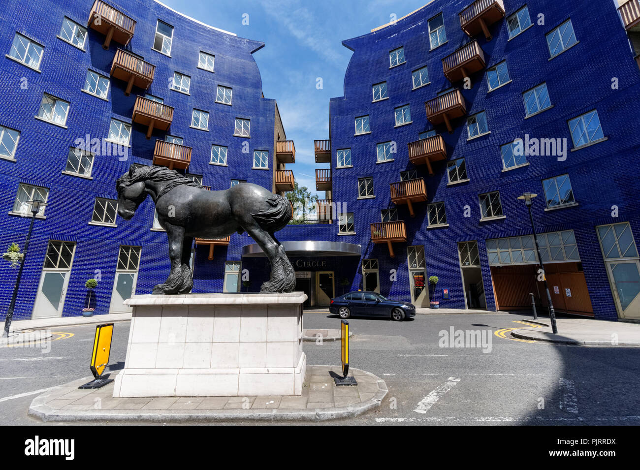 Il cerchio immobiliare con una scultura di Giacobbe il Dray Horse, Londra England Regno Unito Regno Unito Foto Stock
