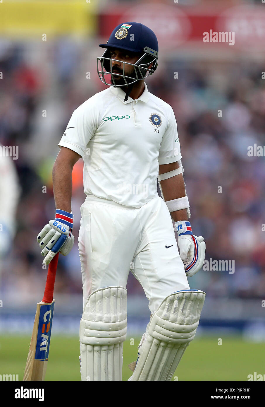 India del Ajinkya Rahane passeggiate del campo dopo essere stato catturato da Inghilterra del Alastair Cook (non in foto) durante il test match al Kia ovale, Londra. Foto Stock
