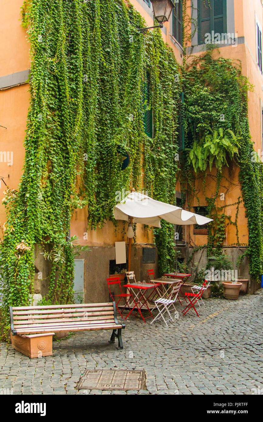 Splendido angolo di strada con bar nel centro storico di Roma, capitale d'Italia Foto Stock