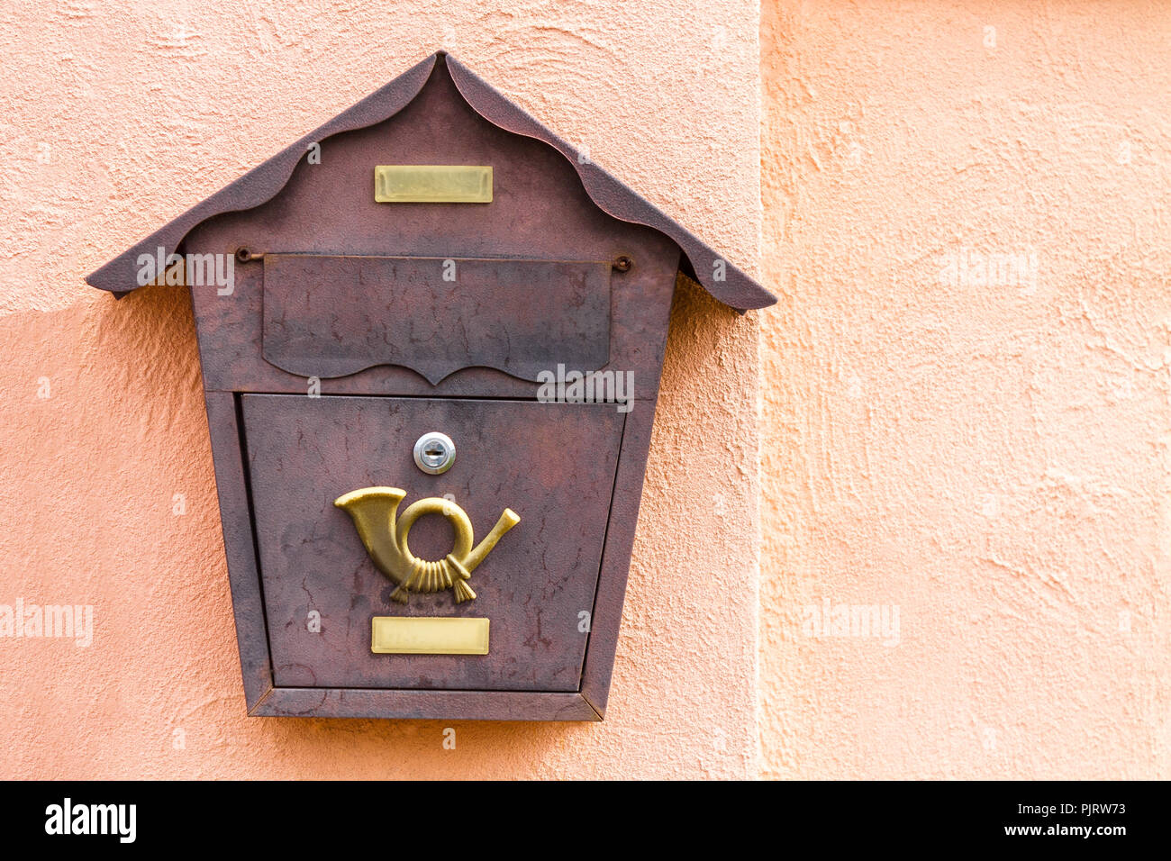 Una bella cassetta postale si blocca in attesa di quotidiani, pacchi e lettere da amici. Foto Stock